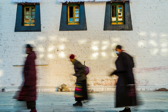西藏拉萨八廓街转经人