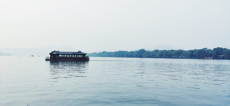 西湖泛舟