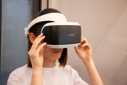 年轻女孩在玩VR游戏