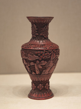 清代浮雕朱红漆红花瓶