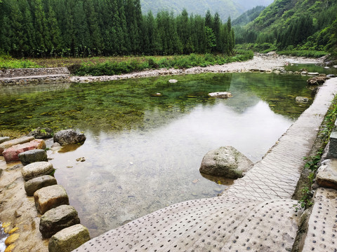 人造溪流石步