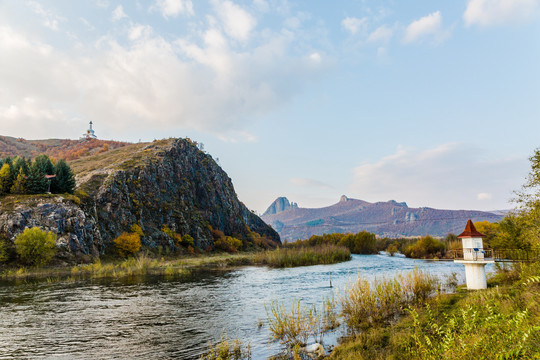 秋季河流山峦