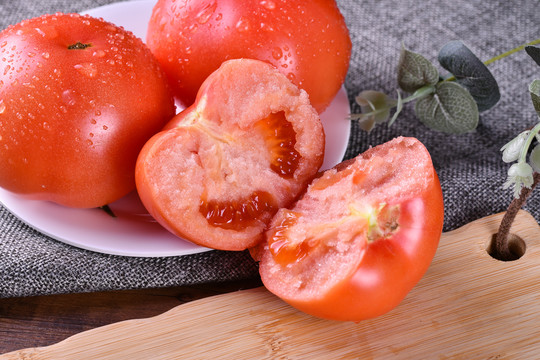 掰开的沙瓤西红柿