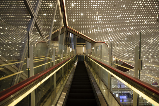 大型商场自动扶梯
