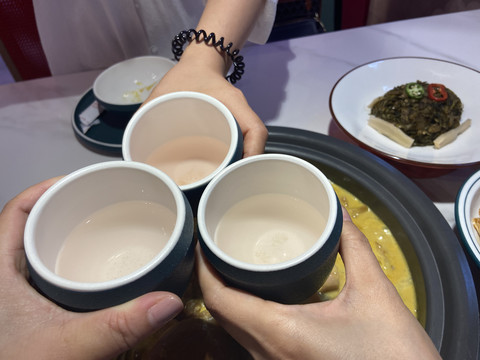 饭桌上碰杯