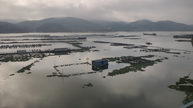 山间湖泊