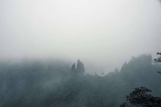 雨雾中的中国江西上饶三清山风光