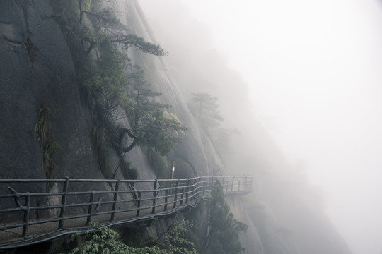 雨雾中的中国江西上饶三清山风光