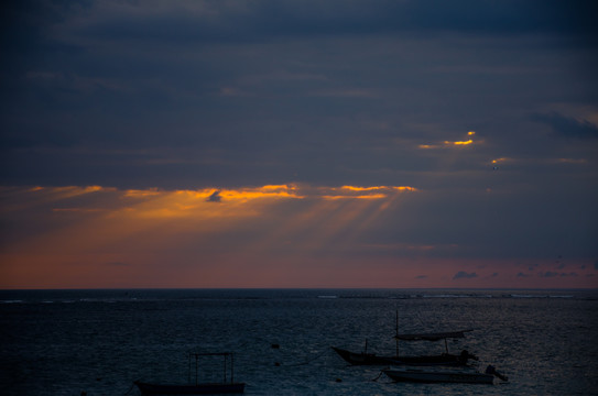 巴厘岛海滩乌云耶稣光