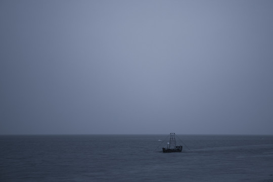 海上孤单的船