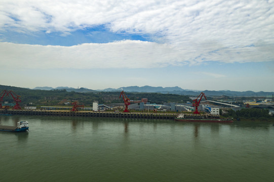 航拍长江上的码头