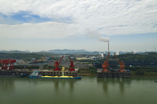 航拍长江上的码头