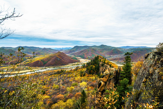 秋色远山风景画