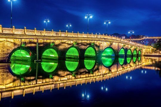 湖北荆州古城旅游区九龙桥夜景
