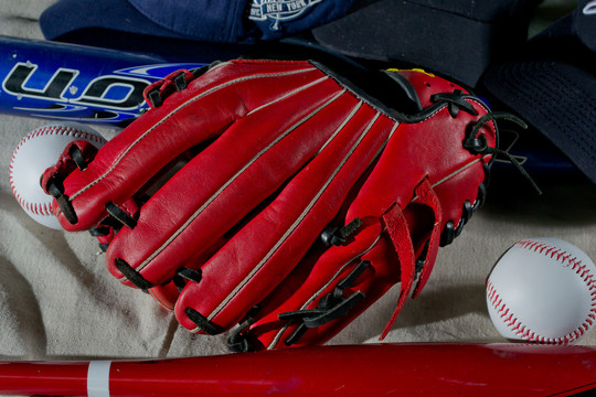红色棒球手套