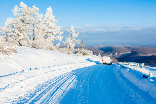 雪地山路雾凇越野车