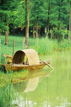 湖边停靠的木船