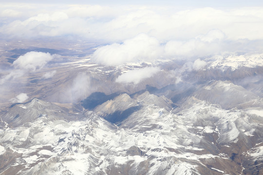 航拍高原雪山