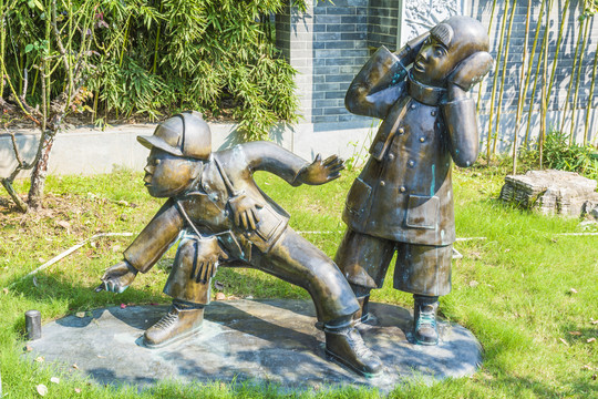 小孩放鞭炮雕塑