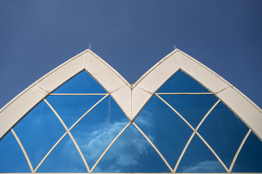 M形屋顶的玻璃房子结构特写