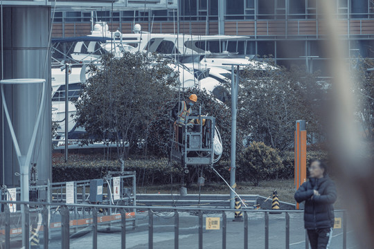 建筑外墙吊装工人
