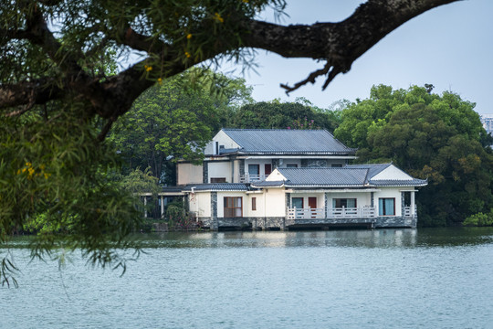 湖边房子风景画