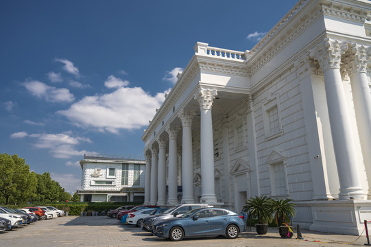 城市街道的豪华欧式休闲会所建筑