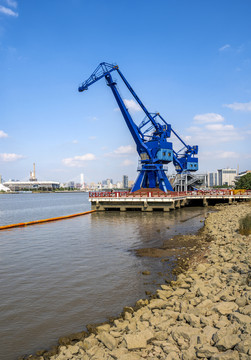 上海黄浦江货运老码头吊机竖图