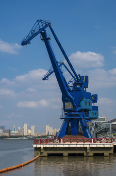 上海黄浦江畔的大型港口吊机