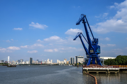 上海黄浦江老货运码头的大型吊机