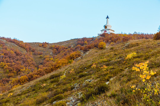 秋季山顶白塔