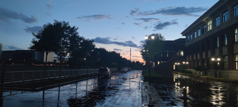 雨后政府办公楼傍晚的天空