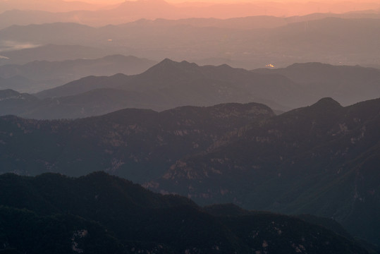 泰山群山水墨画