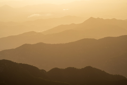 泰山群山水墨画