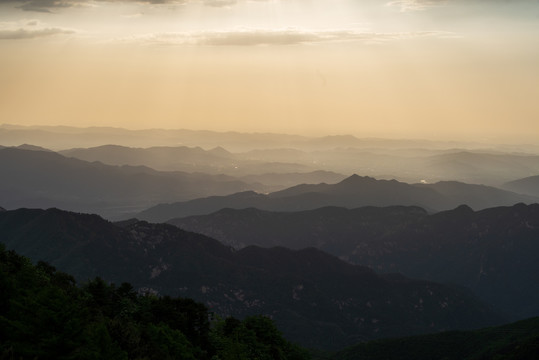 泰山群山水墨画