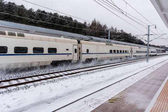 冬天雪后的高铁站火车站和动车