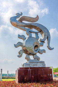 中国湖北荆州城标金凤腾飞雕塑