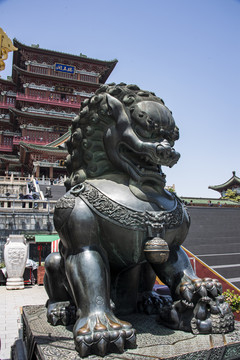 中国江西南昌滕王阁楼前的铜狮子
