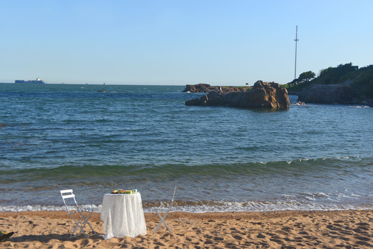 青岛海湾沙滩和桌子