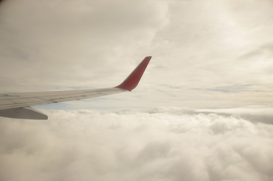 白云中飞机机翼图片