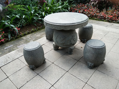 凳子