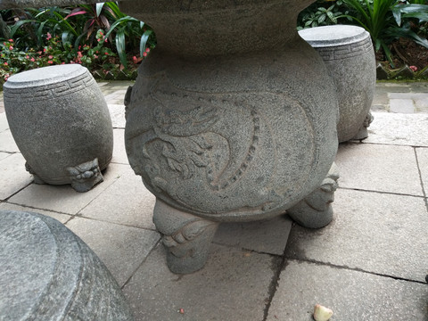 凳子