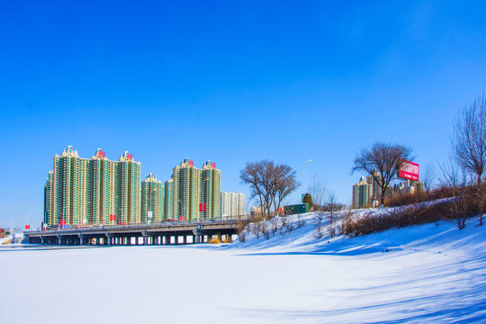 鞍山万水河桥高层住宅河地雪景