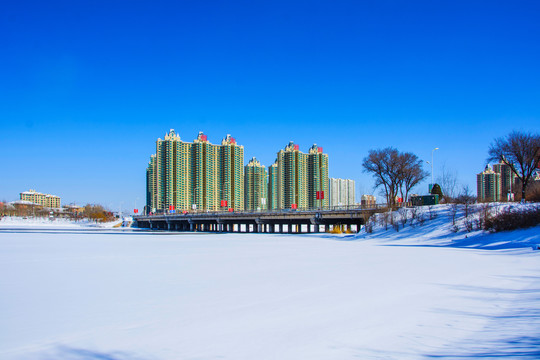 鞍山万水河桥高层住宅河上雪地