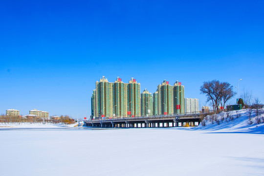 鞍山万水河桥高层住宅河上雪景