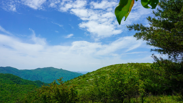 蓝天白云大山