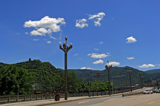 蓝天白云街道路灯