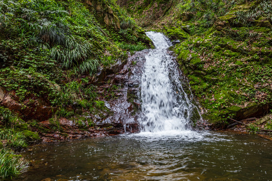 山间溪流