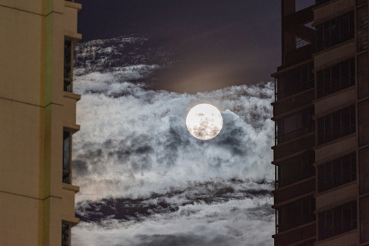 城市建筑楼间的超级月亮