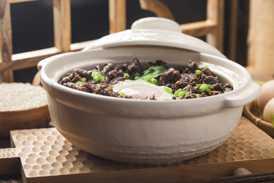 窝蛋牛肉饭